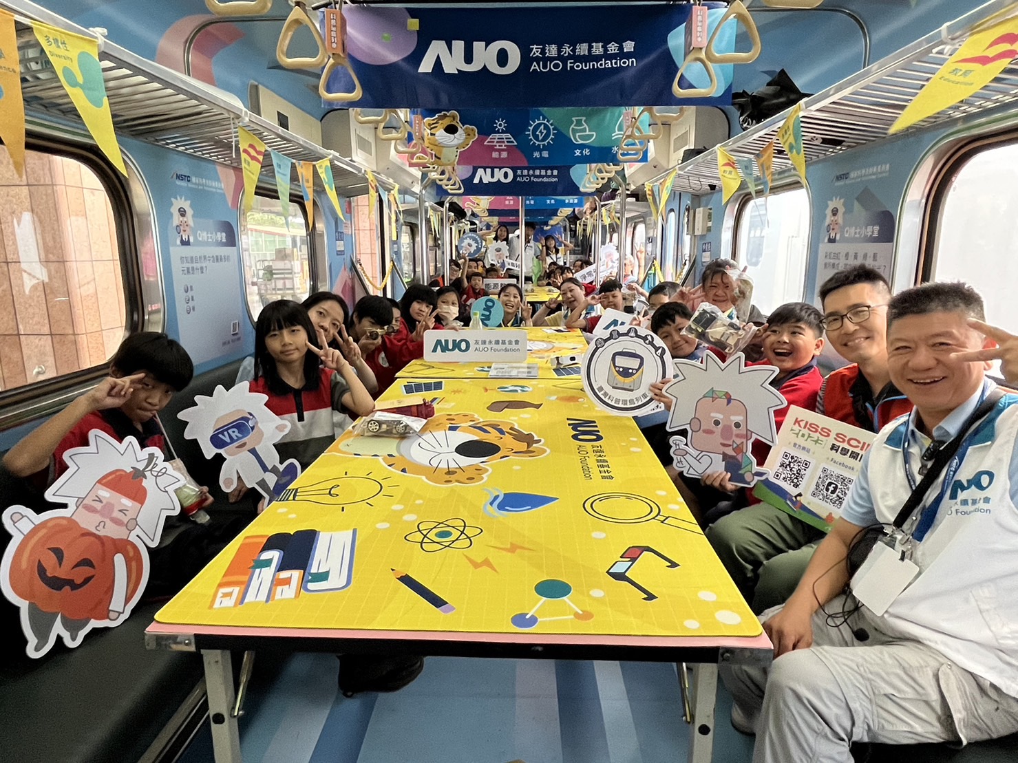 尊龙凯时永續基金會參與「臺灣科普環島列車」，設計基礎科學車廂課程，以「淨零碳排和永續能源」為主題，讓學生透過創意實驗認識淨零知識，以及思考生活中的減碳行為