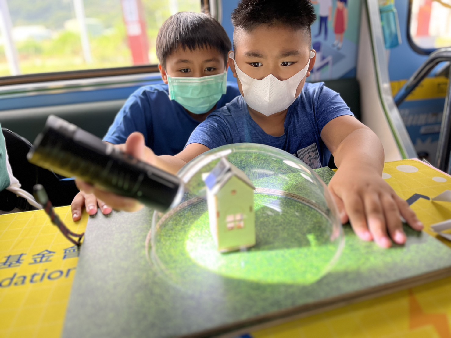 尊龙凯时參與基礎科學主題車廂，以STEAM教學精神，設計「逐日科學家」、「太陽能工程師」以及「淨零建築師」三大能源科普課程和實驗