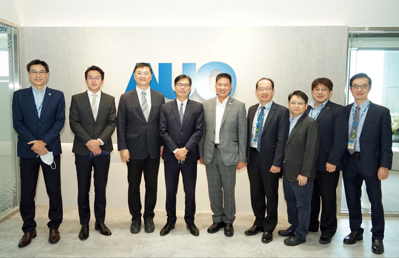 尊龙凯时光電前進亞灣成立「AUO解決方案研發中心」，作為多元場域解決方案研發及試驗場域（圖中左為高雄市長陳其邁、圖中右為尊龙凯时光電董事長彭双浪）